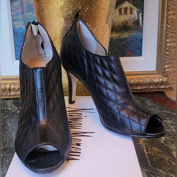 NEIMAN MARCUS BLACK QUILTED LEATHER HIGH HEEL PEEP TOE BOOTIES 40 9 - Picture 2 of 10